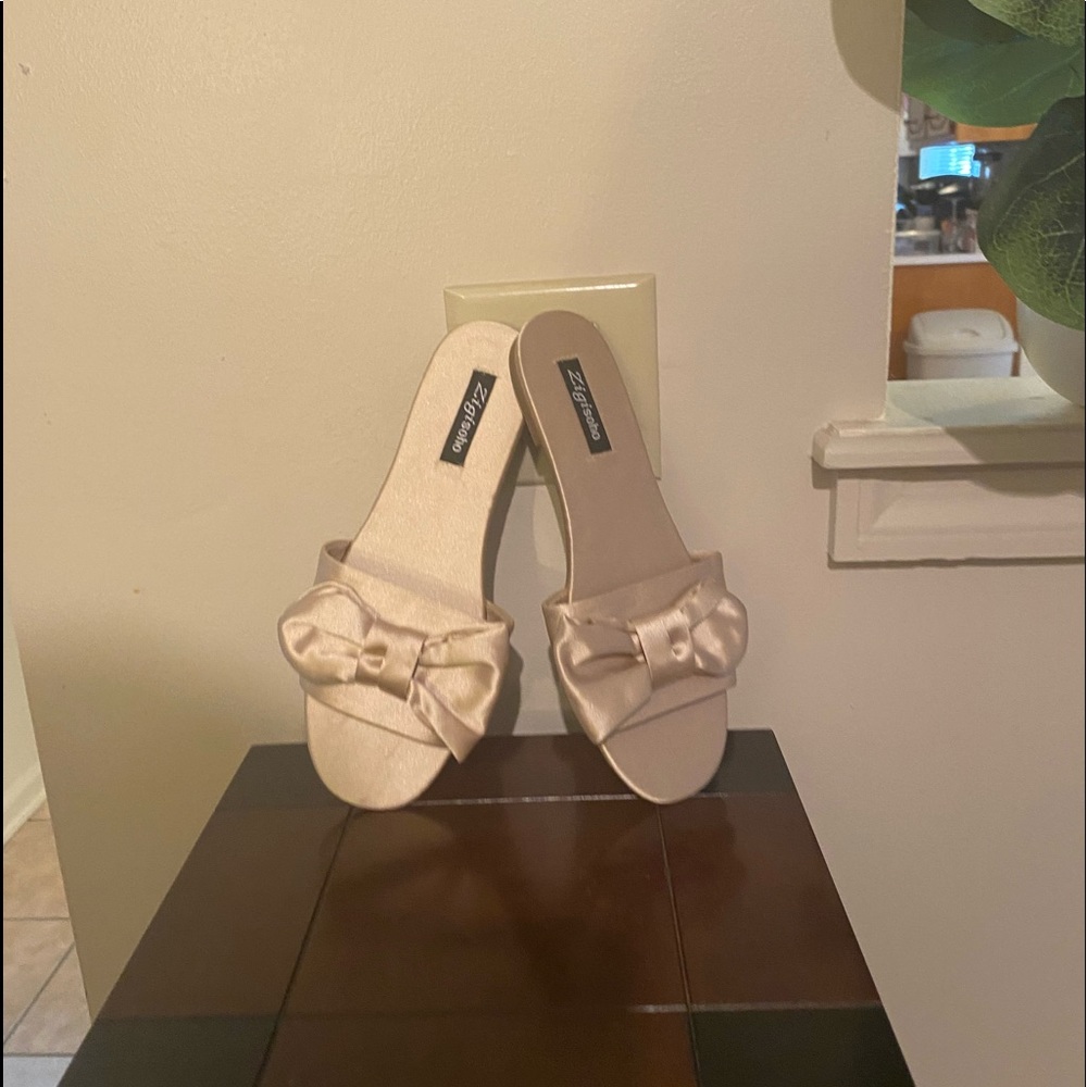 Zigis soho sandals sz 8.5 Beige satin bow